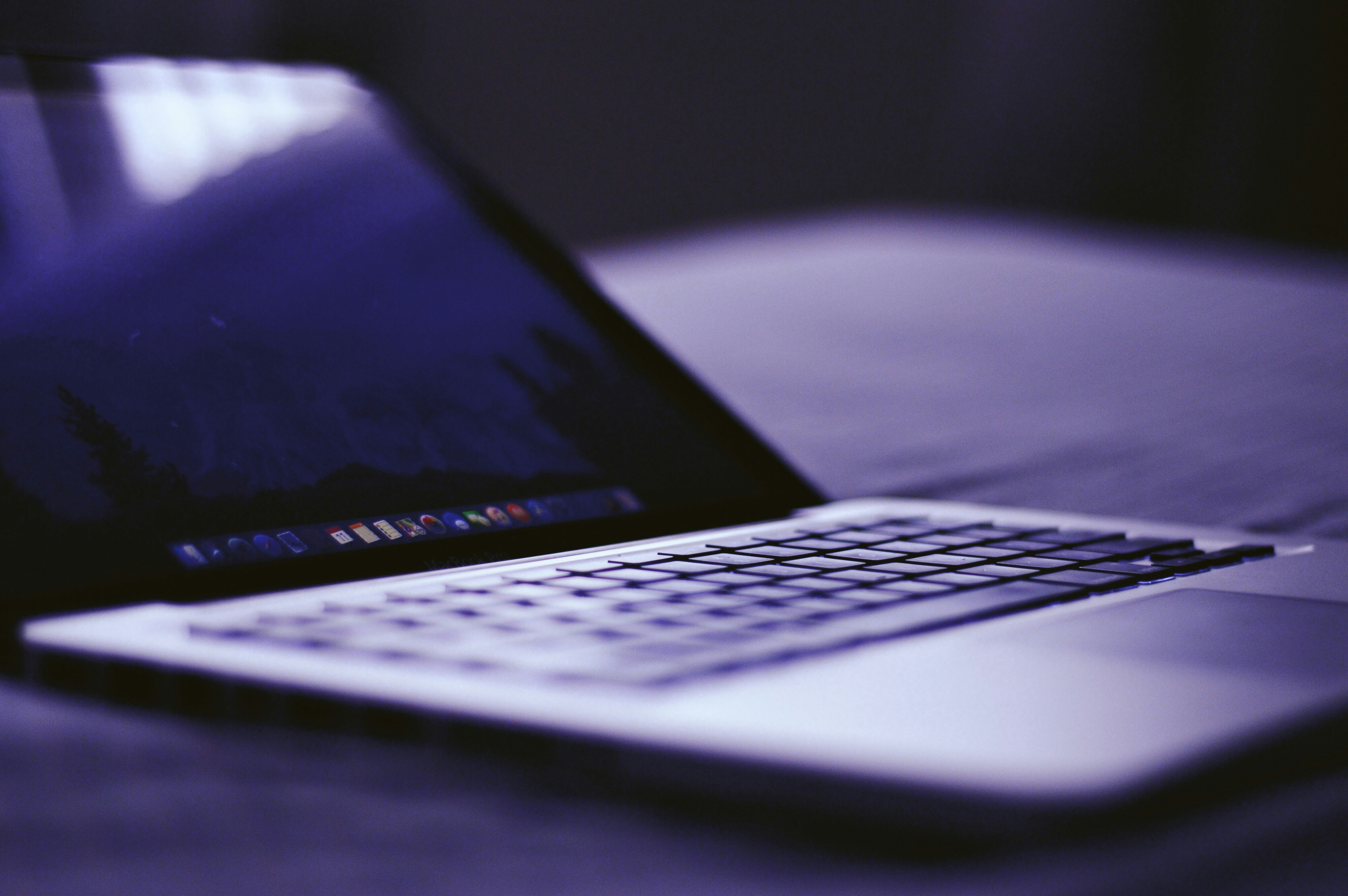 Photo de Feliphe Schiarolli sur Unsplash Illustration générque d'un laptop avec une image abstraite d'afficher dessus